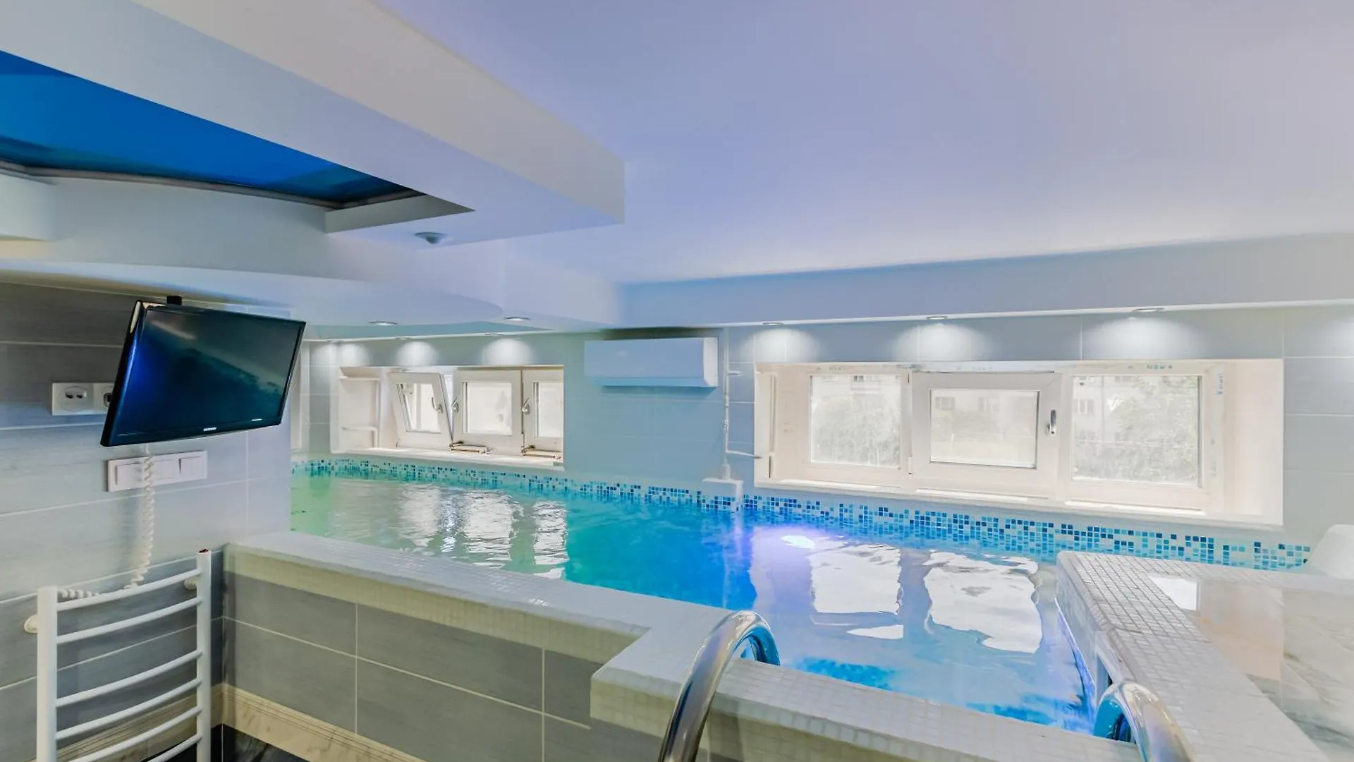 Luxury Apartment With Pool And Hammam Kiev